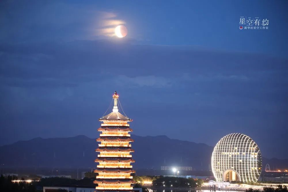 北京星空摄影爱好者周博2021年5月26日在北京市怀柔区雁栖湖拍摄的月偏食。（本人供图）