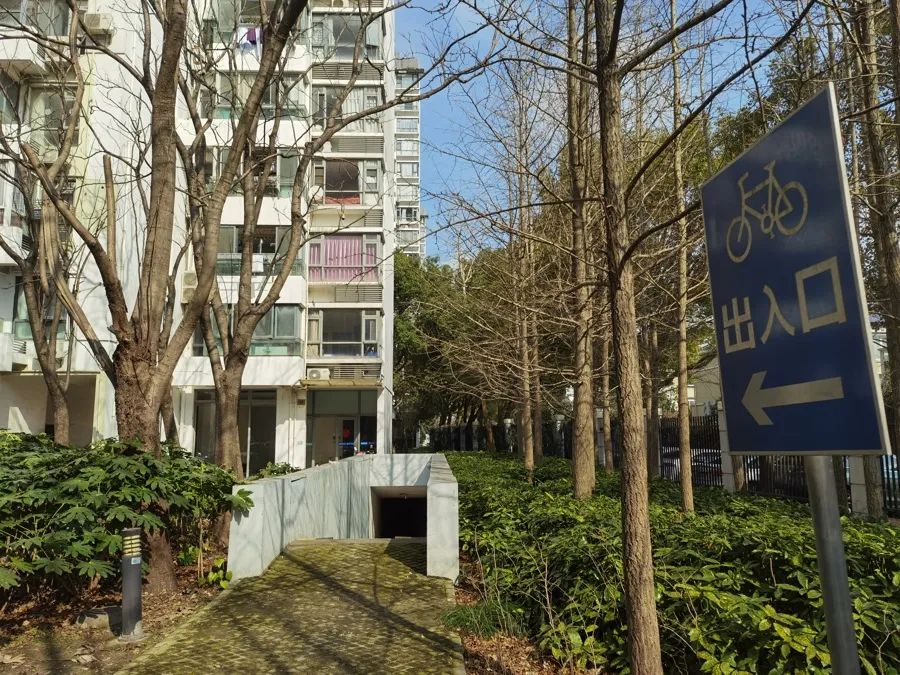 上海不少小区也有！架空层停满电瓶车，而地下车库却很空？居民：晚上楼道电梯厅全是…|电动自行车_新浪财经_新浪网