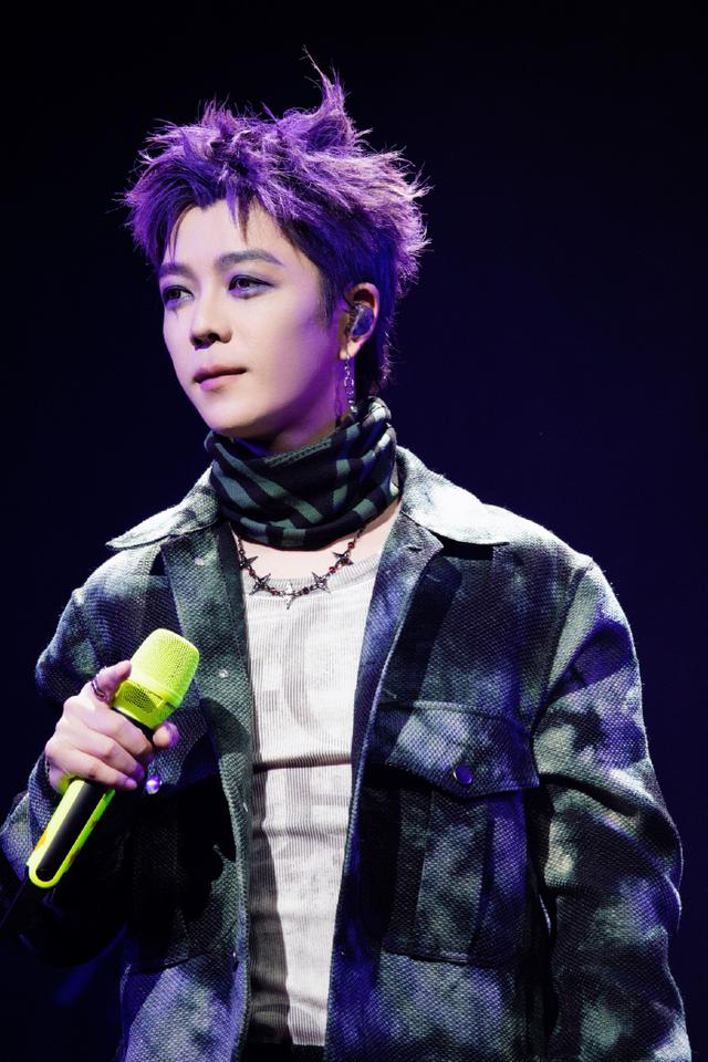 音乐节上有人晕倒,王栎鑫暂停演出,指挥让出安全通道