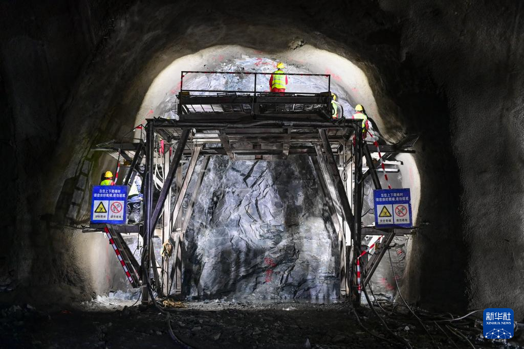 乌鲁木齐至尉犁高速公路6标段(隧道出口端),工作人员在掌子面施工作业