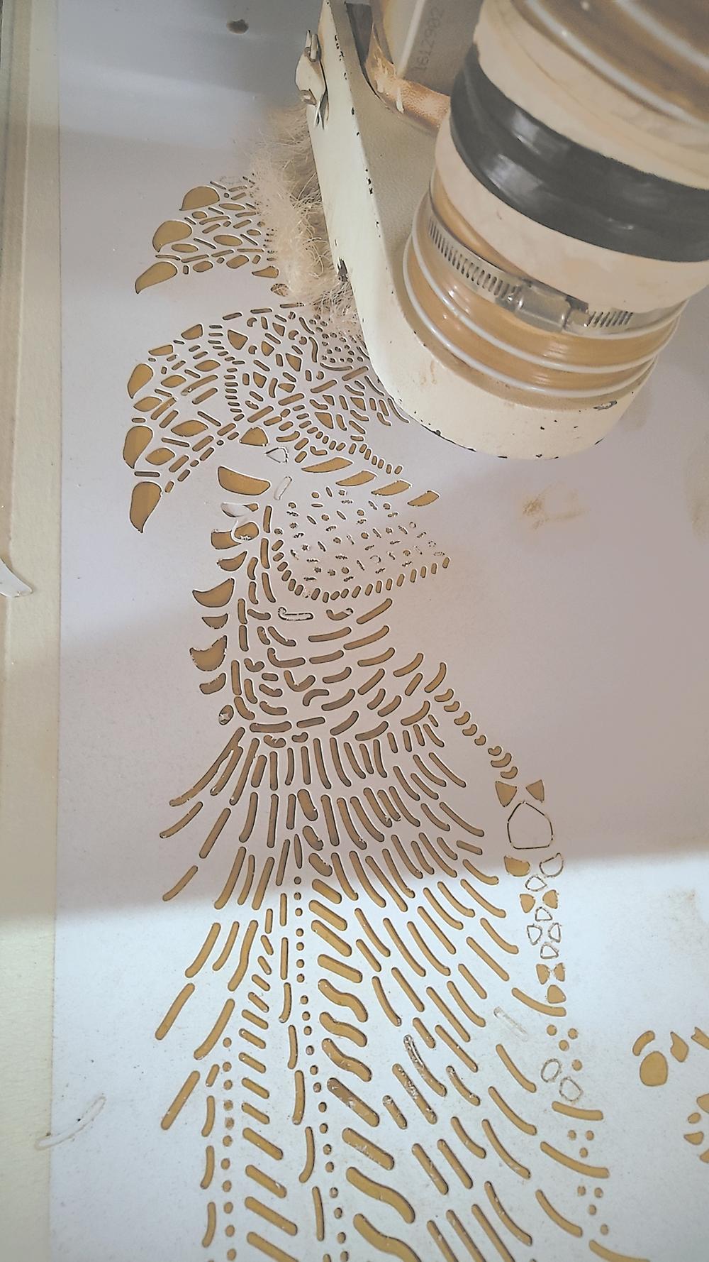 通过激光切割机制作模板.(资料图片)