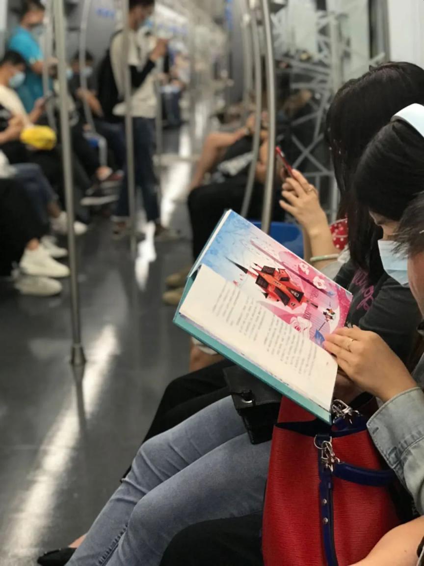 2600个瞬间记录北京地铁上的读书人|读书人_新浪财经_新浪网
