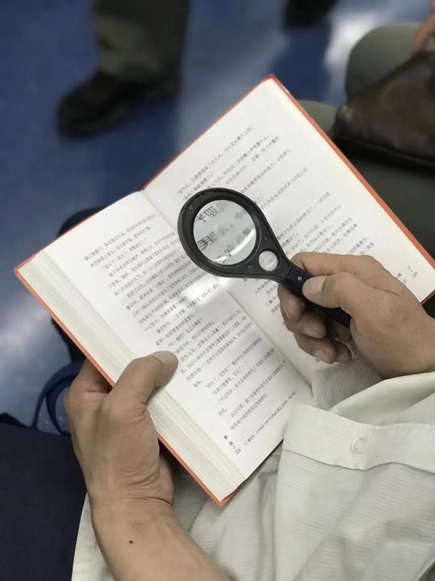 2600个瞬间记录北京地铁上的读书人|读书人_新浪财经_新浪网