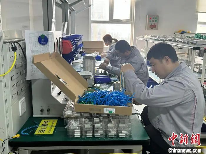 2月28日，河北谊安奥美医疗设备有限公司生产车间里，工人正在忙碌。赵丹媚 摄