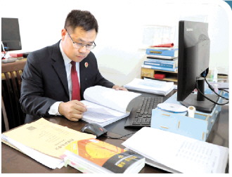 不知道还要奋战到几点……"   他是万滔,现任江苏省淮安市洪泽区人民