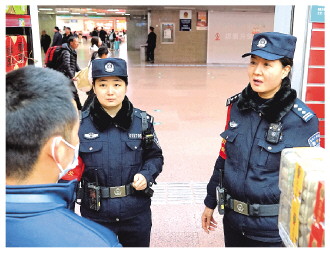 　　图为王桂英（右）和吴晓莉在一家商户进行安全检查。 北京铁路公安处供图