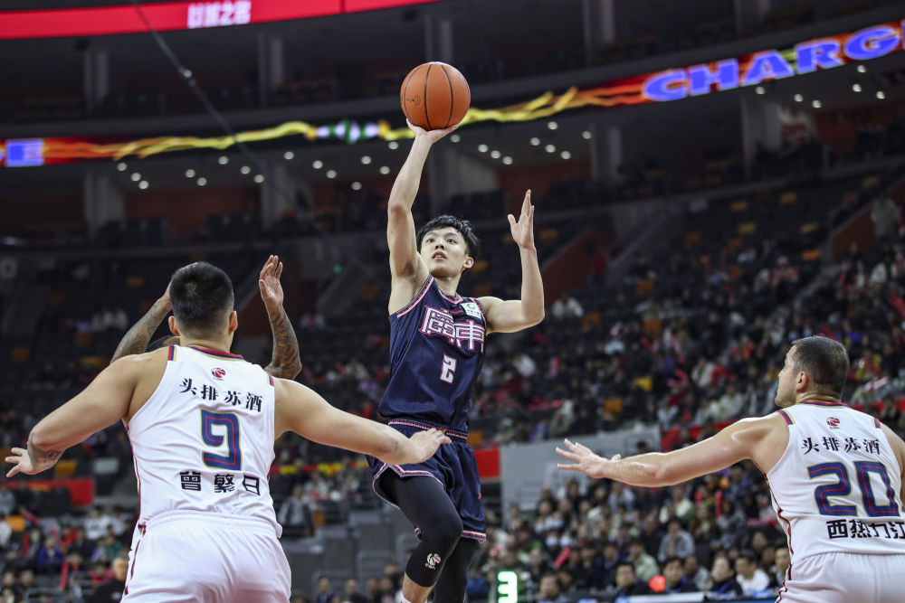 1月28日,广东队球员徐杰(中)在cba常规赛比赛中投篮.