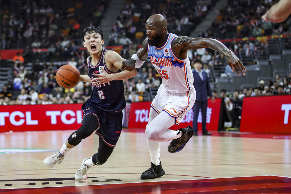 1月7日,广东队球员徐杰(左)在cba常规赛比赛中进攻.