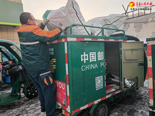 有限公司乌鲁木齐市分公司新民东街揽投部快递员正在将邮袋放在车上