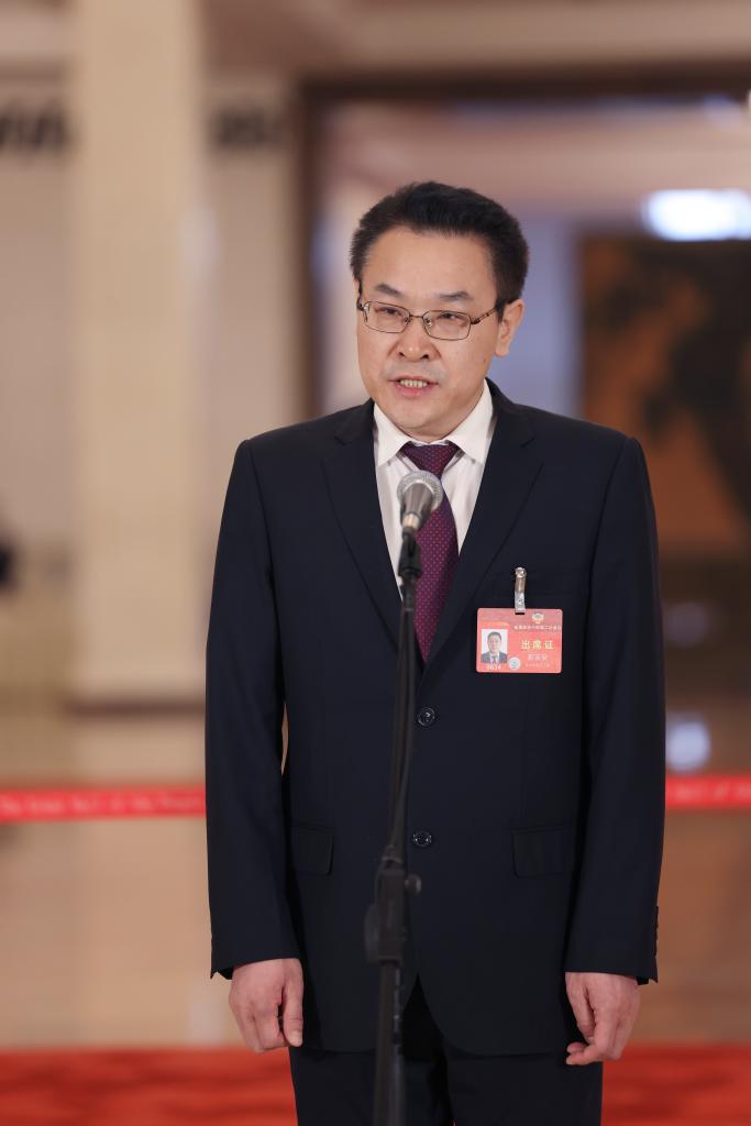 全国政协十四届二次会议首场"委员通道"集体采访活动