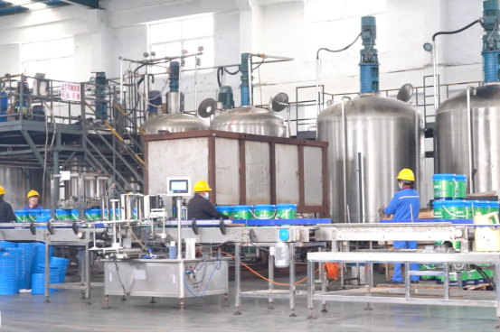 　　在新洋丰实验工厂水溶肥车间，工人们正将生产线上的水溶肥装桶。