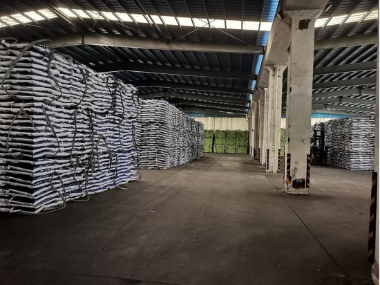 　　新洋丰的仓库内，各类肥料库存充足。