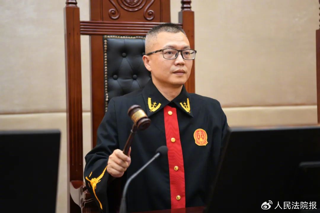 重庆市云阳县人民法院党组成员,副院长,原南溪法庭庭长温春来手机响了