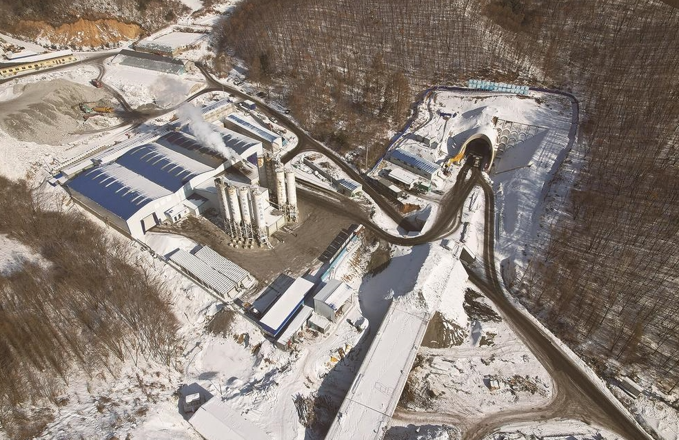 由中铁上海工程局承建的沈白高铁新缘隧道建设工地.