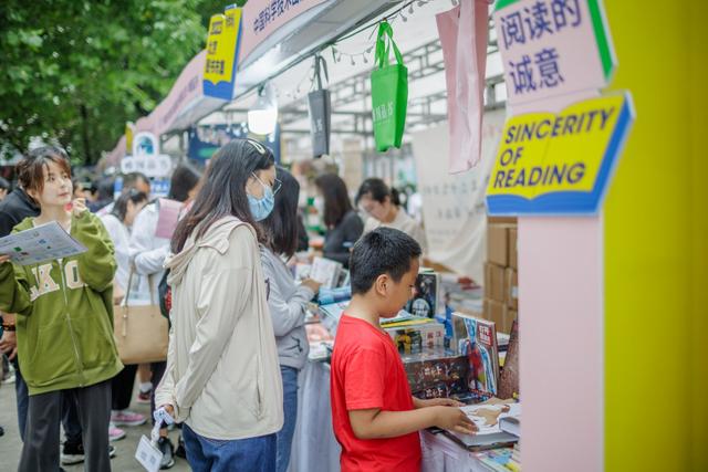 2023年9月10日，北京图书市集，现场热闹非凡，不少市民在挑选图书。 新京报记者 王子诚 摄