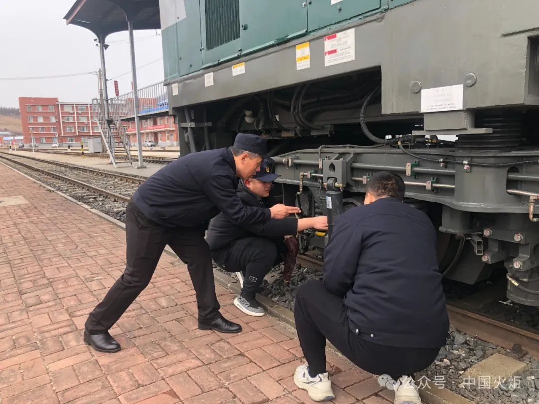 2月28日,吉林机务段关工委"五老"成员深入一线班组与青工互动,引导