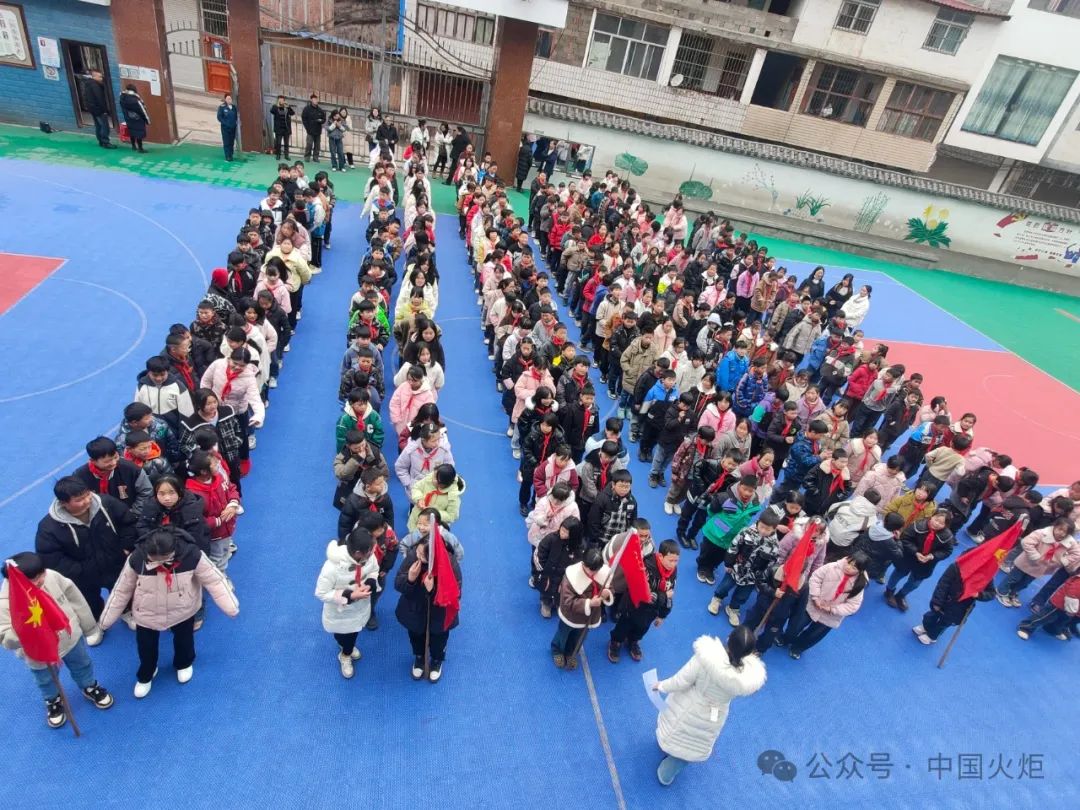 2月27日,市关工委家庭教育宣讲团成员陈昌琼老师到彝良县两河镇两河