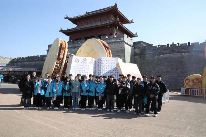 西安思源中学学生参与《二虎守城》演出互动片段