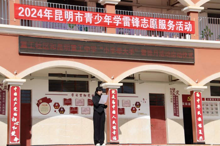 同学一起加入到学雷锋的活动中来,重工社区团委书记方燕红倡议"雷锋精