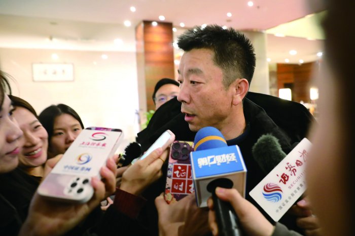 　　3月3日，全国政协委员、上海证券交易所总经理蔡建春在政协经济组驻地接受媒体采访。记者 史丽 摄