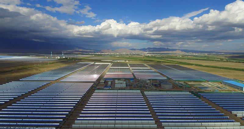 &nbsp;中广核新能源德令哈光热电站设有大面积的槽式集热器镜场,可