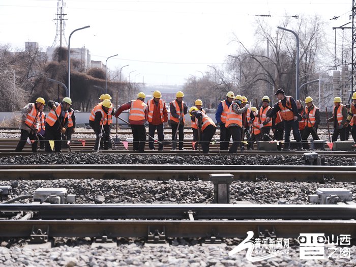 图为南同蒲铁路春季集中修施工现场.