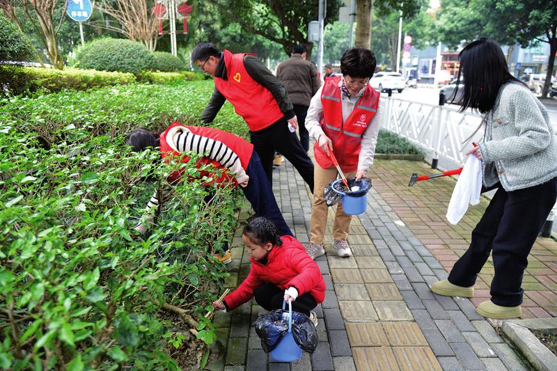 400名志愿者学雷锋促文明|志愿者_新浪财经_新浪网