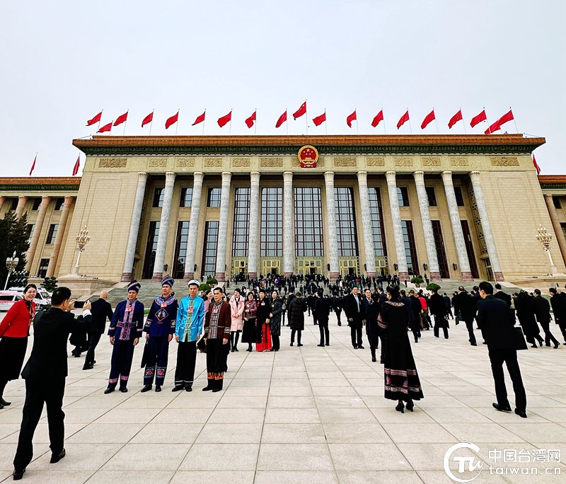 人大二次会议预备会议的全国人大代表在人民大会堂东广场外合影留念