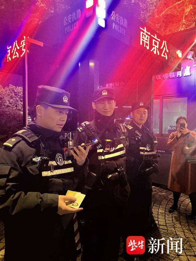 左右的热心男孩在汉中门地铁站附近游玩时,捡得别人遗失的一个证件包