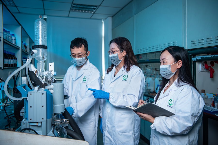 柳红在实验室对科研人员进行实验指导 受访者供图