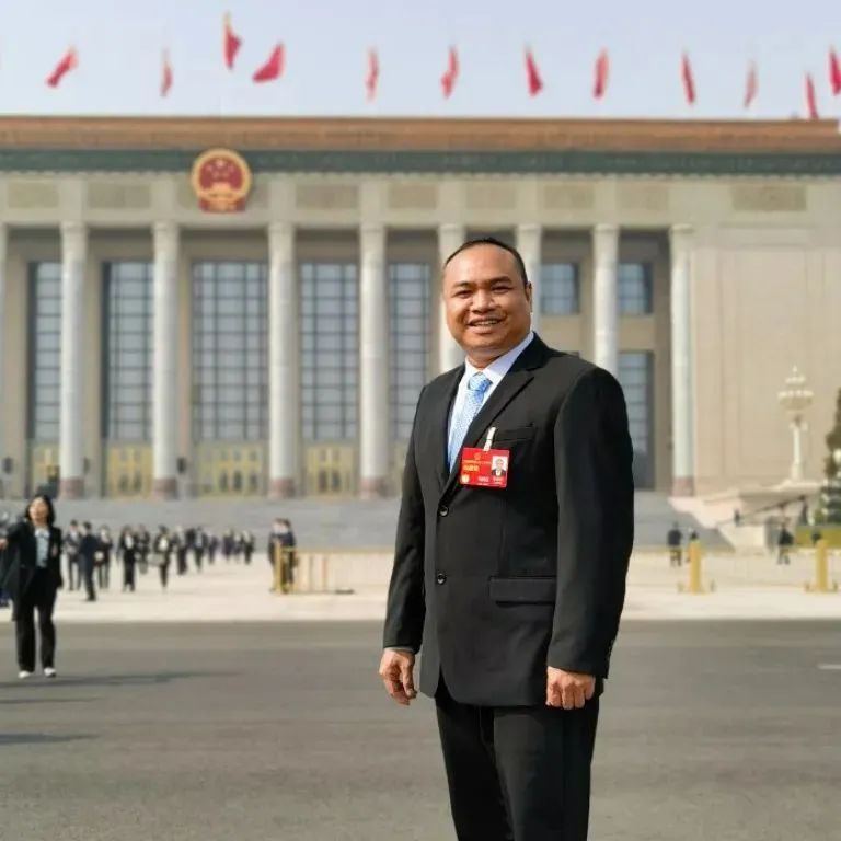 徐建贤是第十二,十三,福田片党支部书记,种养专业户怀集县连麦镇长岗