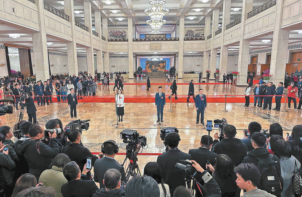 昨天,全国政协十四届二次会议首场"委员通道"集体采访活动在北京人民