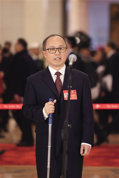 首场"委员通道"开启,9位全国政协委员就热点话题答记者问