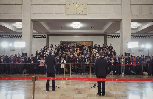 3月5日，第十四届全国人民代表大会第二次会议首场“代表通道”集中采访活动在北京人民大会堂举行。 新京报记者 薛珺 摄