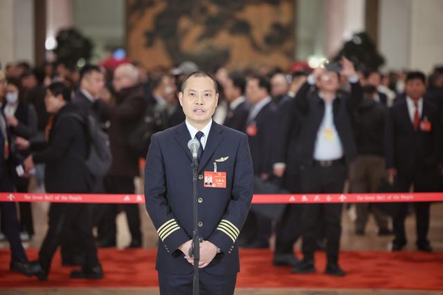 全国人大代表、中国民用航空飞行学院总飞行师刘传健。 新京报记者 薛珺 摄