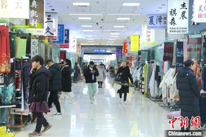 近日，中国轻纺城联合市场马面裙等汉服销售区域。项菁 摄