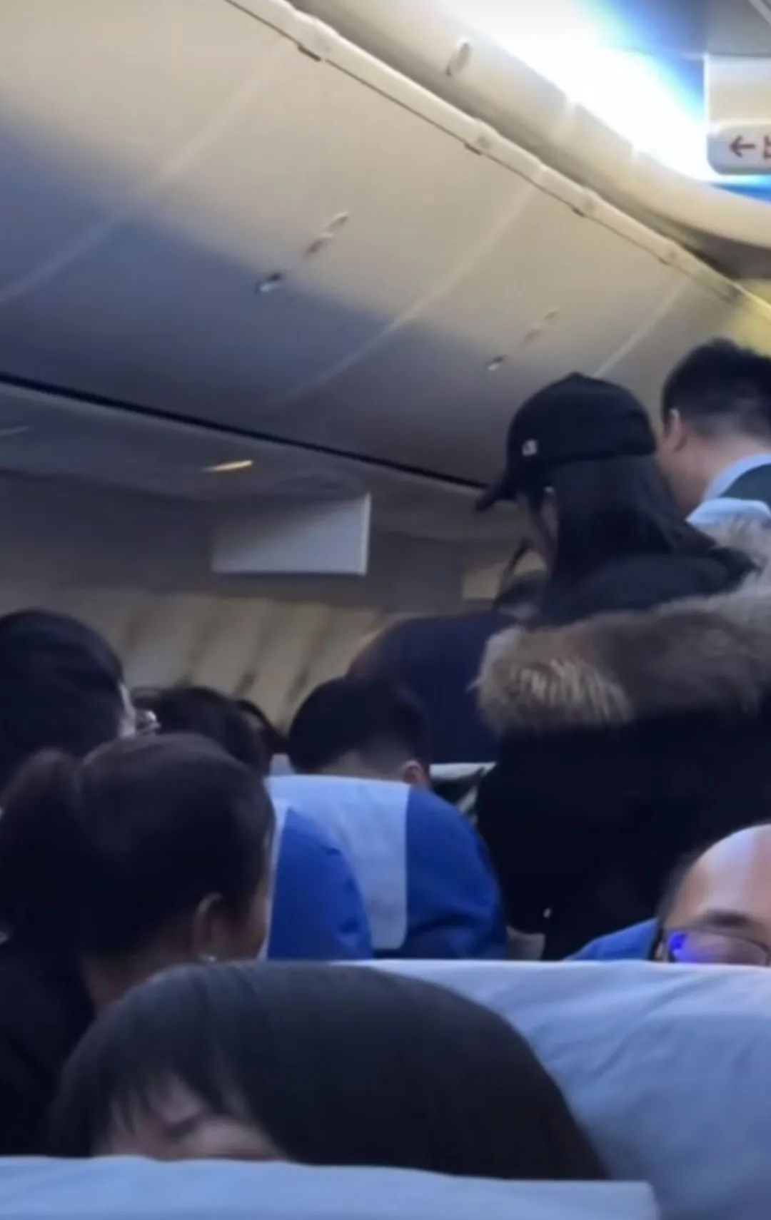 乘务员照看发病乘客(视频截图)