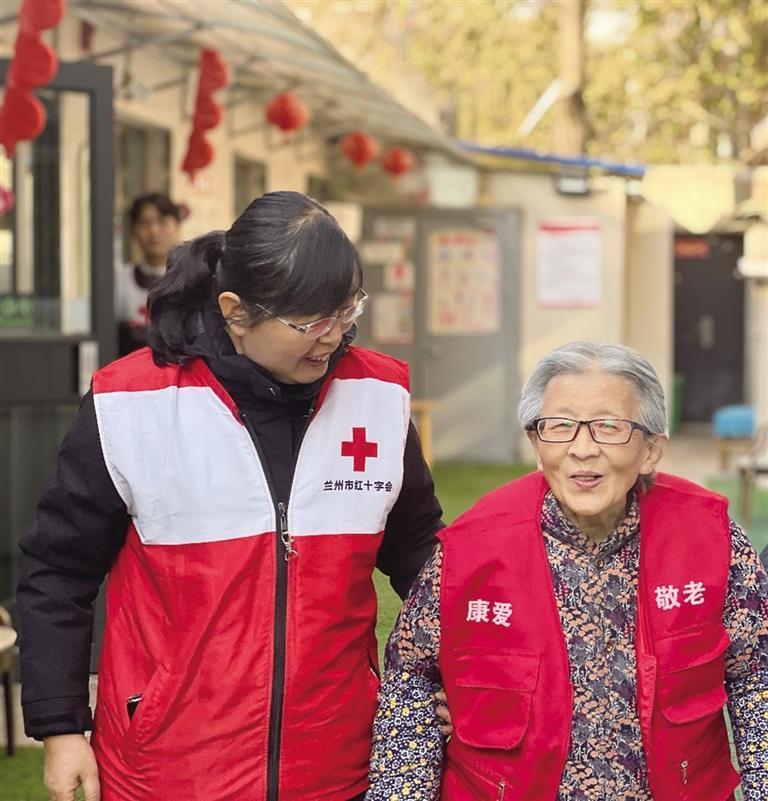 长期帮扶的乡村困难学子送去助学金沉着冷静,眼神坚毅,扎着干练的马尾