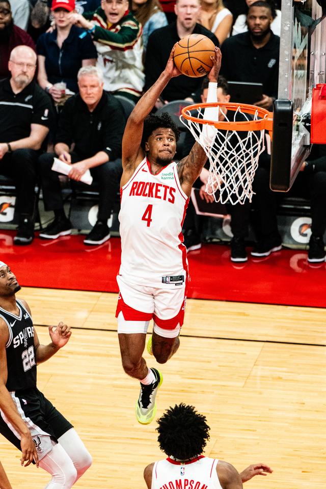 3月5日,火箭队球员杰伦·格林(上)在比赛中扣篮.新华社发(陈晨摄)