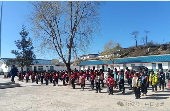 2月26日,布拖县关工委组织"五老"志愿者,到布拖县俄里坪镇双河小学