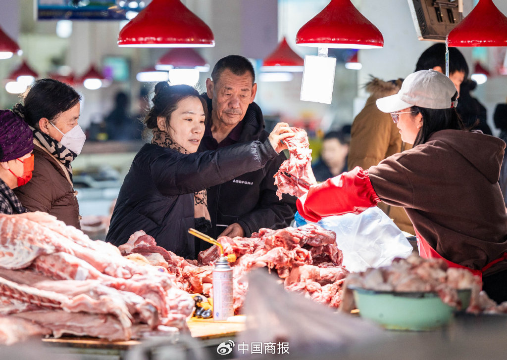 顾客在内蒙古呼和浩特市玉泉区美通批发市场选购鲜猪肉。（图片由CNSPHOTO提供）