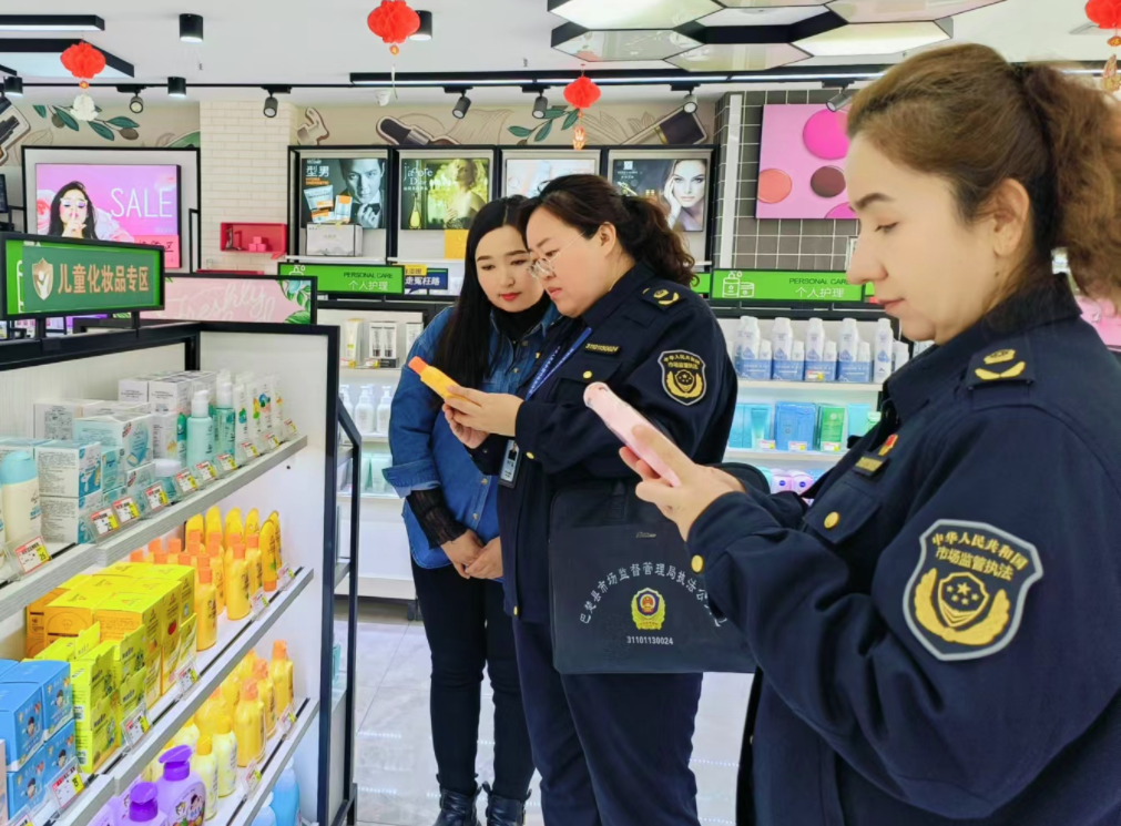 新疆巴楚县市场监管局开展"三·八"妇女节化妆品安全专项检查