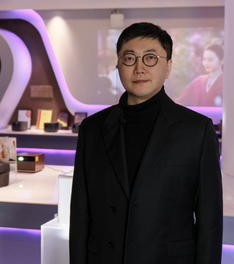 (上图:全国人大代表,极米科技股份有限公司董事长钟波,受访者供图)