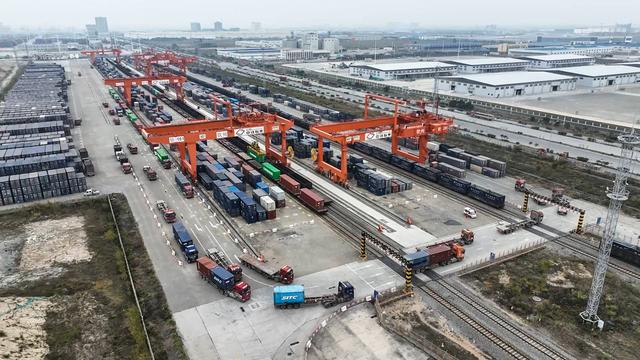 在钦州铁路集装箱中心站,货车在排队装运集装箱(3月1日摄,无人机照片)