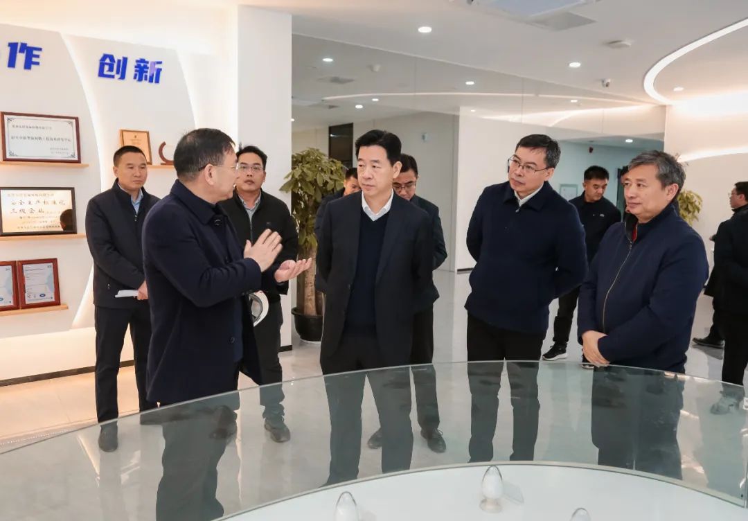 市委书记陈少荣一行在乳源东阳光璞泰来项目察看企业生产经营情况。