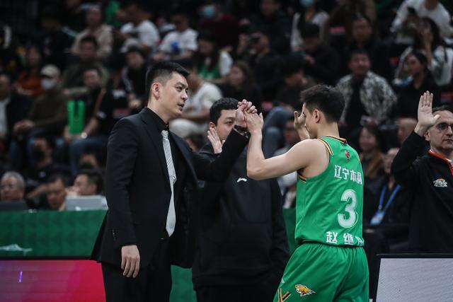 3月6日,辽宁本钢队主教练杨鸣(左)在入场仪式上与球员赵继伟击掌.