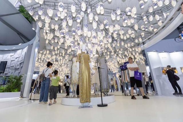 人们在上海举办的2023世界设计之都大会上参观。本届大会展览总面积达2万平方米，超300家国际国内企业参展。（王翔 摄）