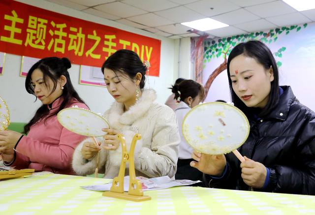 女职工参加团扇手工制作活动