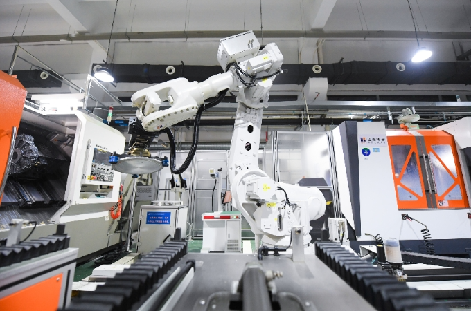 工业机器人在加工芯片靶材 图片来源：新华社记者 翁忻旸 摄