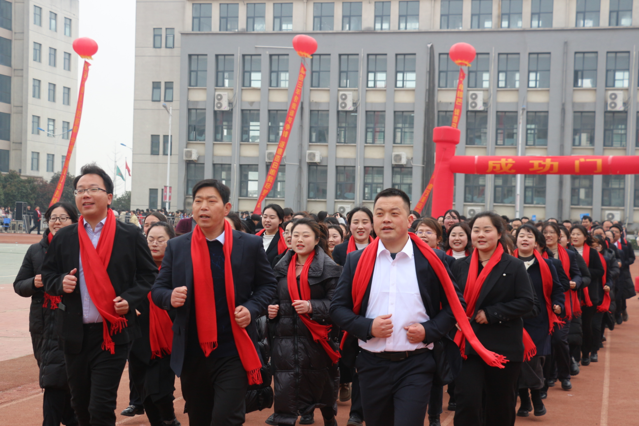 为梦想拼搏 创辉煌新篇——鸭河工区南都实验中学举行开学典礼暨高三